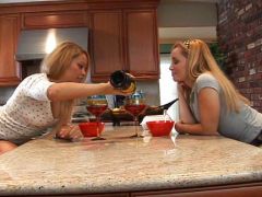 Betrunkene Lesben Teens vögeln sich