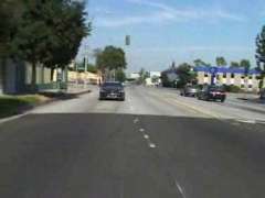 Kerl fickt zwei Pussys auf dem Auto