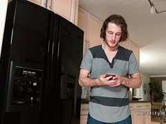 Kerl poppt tätowiertes Girl direkt in der Küche